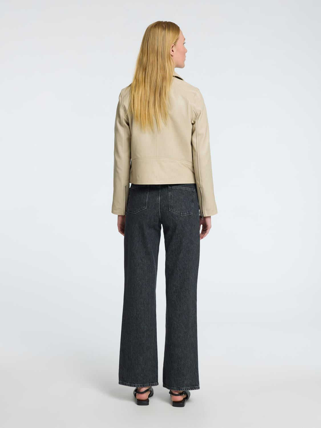 model_shot-back